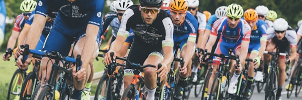 CBA总决赛前瞻报道配图 - 中国篮球运动员争抢篮板的特写