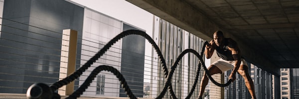 足球转会市场动态资讯配图 - 身着不同球衣的球员背影