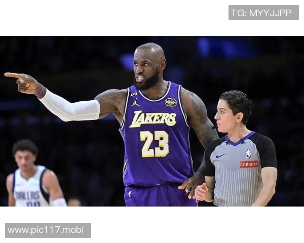 湖人大胜！詹姆斯28+10+12，布朗尼和独行侠球员拥抱致意，老詹接受采访